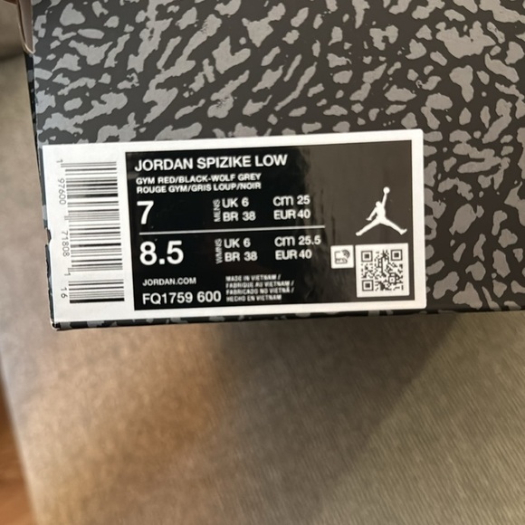 Jordan Spizike LOW
7 in Men’s
8.5 in Women’s - Picture 2 of 3